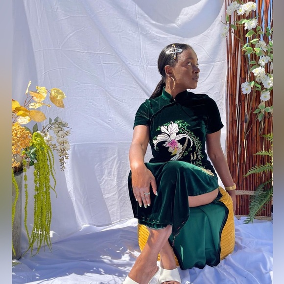Green custom made velvet Japanese culturally inspired floral dress. Kimono style - Picture 5 of 7